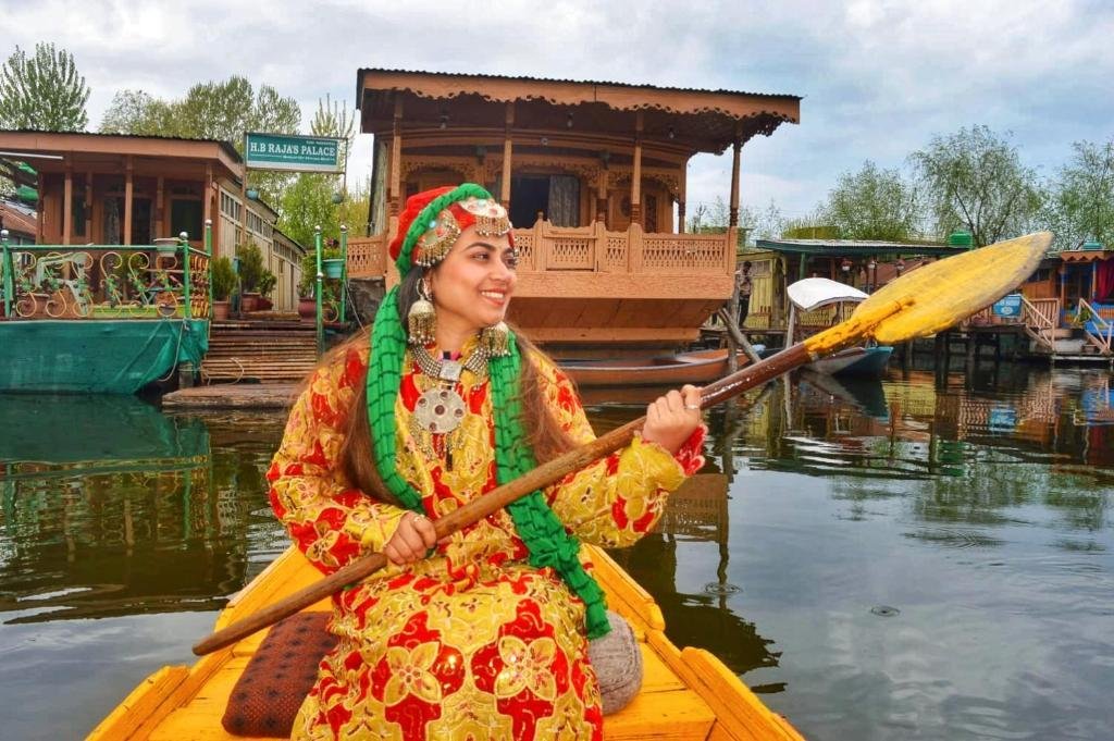 Kashmir Women's Group Tour - Dal Lake & Gulmarg